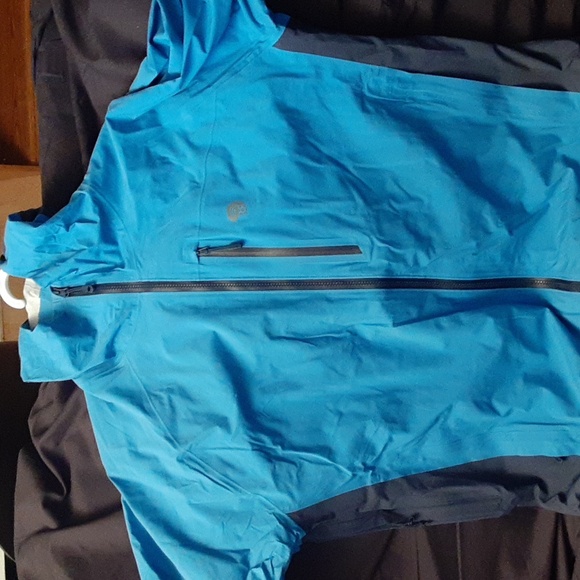 Mountain Hardware rainshell size L - Picture 1 of 3